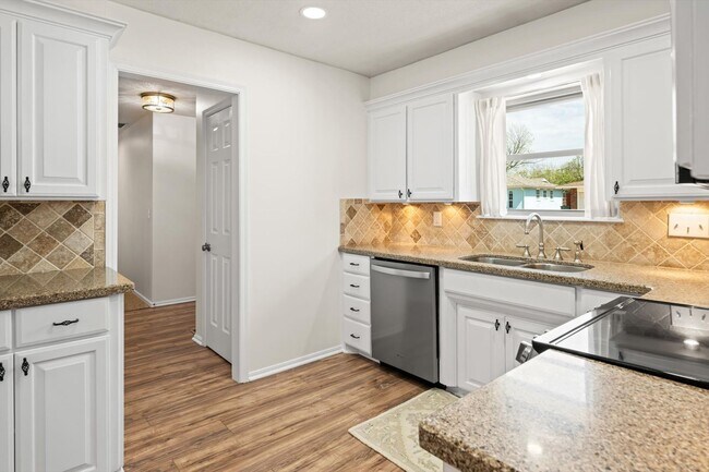 Building Photo - Updated Edmond 3BR Home – Walk to Orvis Risner Elementary – Easy OKC Commute