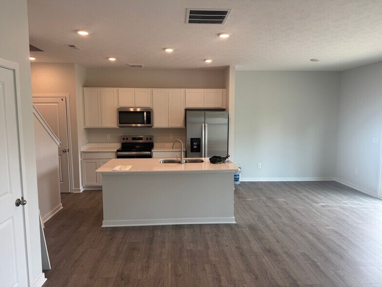 Building Photo - 1388 Marinelli Dr E