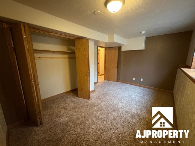 Building Photo - 5509 S Sarmar Ave