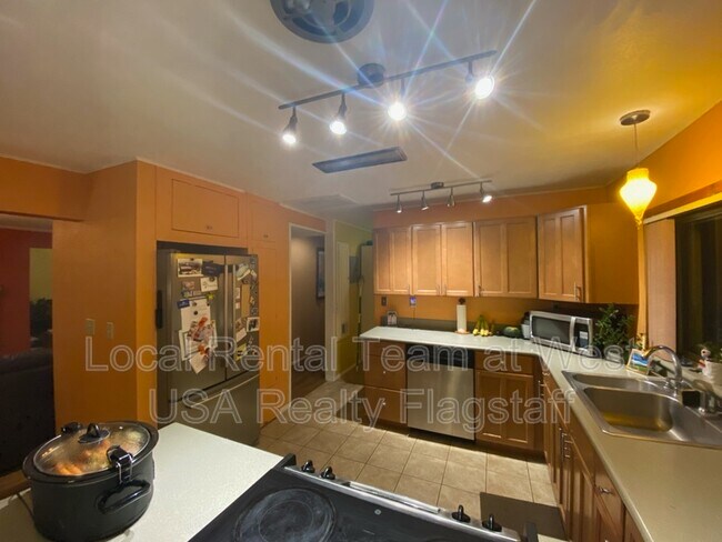 Building Photo - 1620 N Sunset Dr