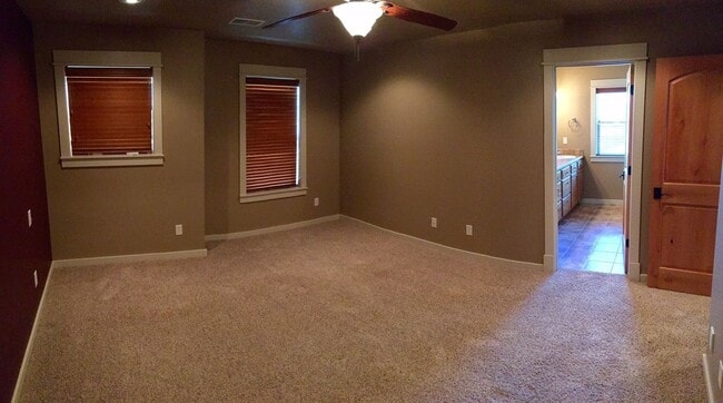 Building Photo - 2811 Blackbird Dr