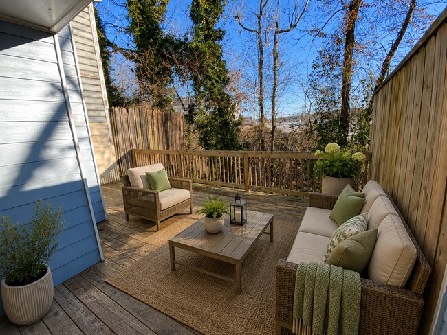 Building Photo - 2 Bedroom 2.5 Bath Townhome in Great Marietta Location w/ a Unfinished Basement