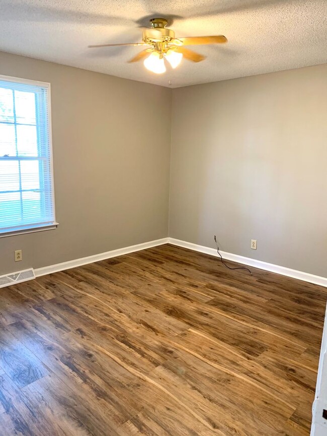 Building Photo - 2425 Pendleton Dr