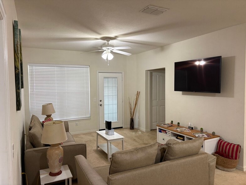 Building Photo - 6004 Hemingway Cir