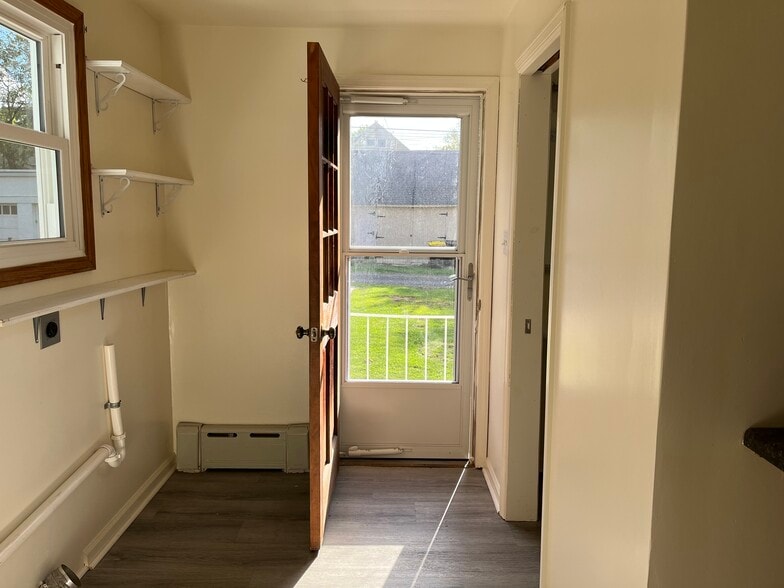 laundry area - 122 E 4th St