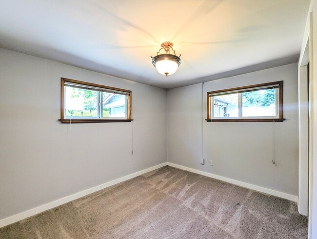 Building Photo - 3bd/.75ba Lynnwood Home