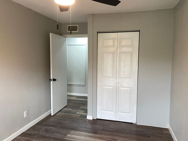 Building Photo - 3 bed, 1 bath, carport