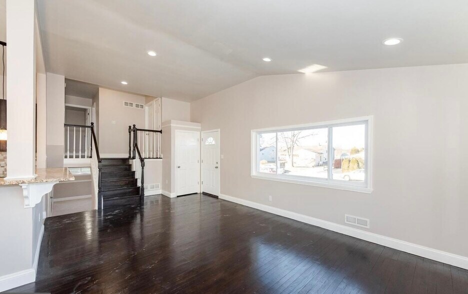 Living room - 3327 Essex Rd