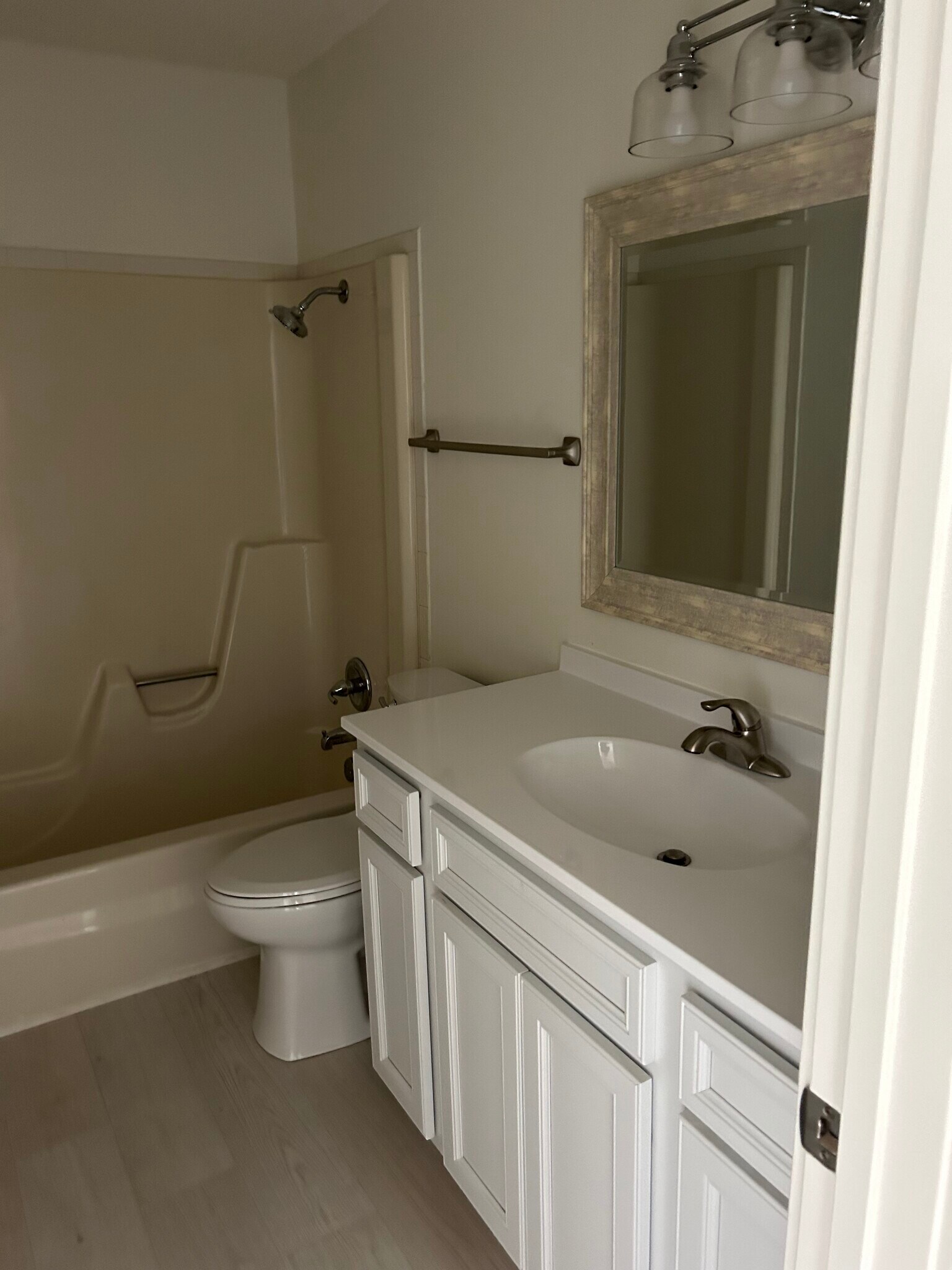 Building Photo - 4645 E Oakwood Dr