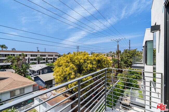 Building Photo - 2017 Barry Ave