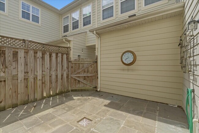 Building Photo - Expansive 4BR / 4.5BA Townhome in Lansdowne Town Center – Over 3,400 Sq Ft!