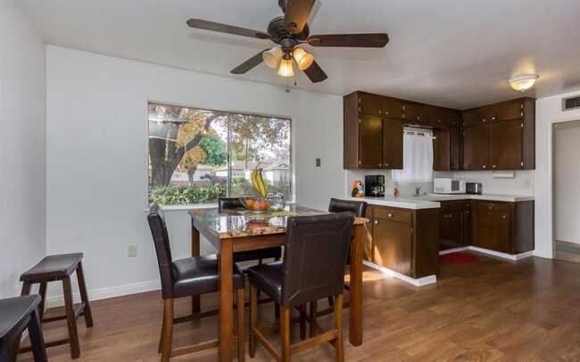 Building Photo - Beautiful 3 Bedroom / 1.5 Bathrooms