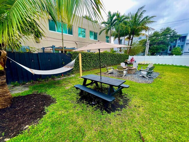 Building Photo - 618 NE 14th Ave