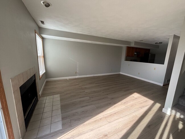 Building Photo - 2 Bedroom 1.5 Bath Spacious Townhome