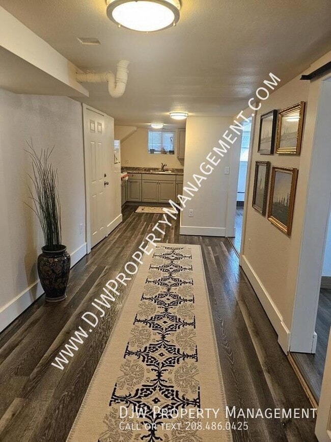 Building Photo - 506 5th Ave S