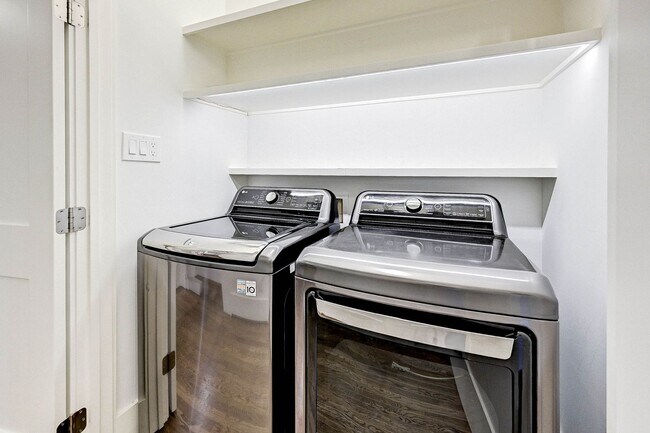 Building Photo - Completely renovated Heights historic bung...