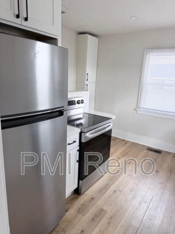 Building Photo - 613 E 2nd St