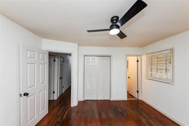 Building Photo - 210 Oak Dr SE