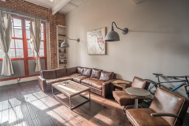 Building Photo - Beautiful 2 bedroom/2 bathroom loft with exposed brick, steel beams and hand scrapped wood floors.
