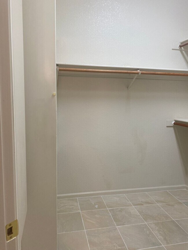 Building Photo - Beautiful Lakefront Home in the Vineyard! ...