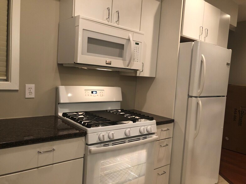 5 burner stove and microwave - 1425 5th St NW