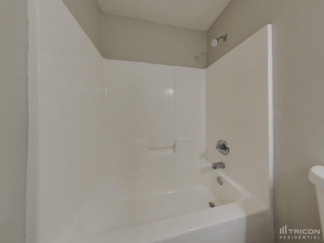 Building Photo - 2727 Fox Creek Dr E
