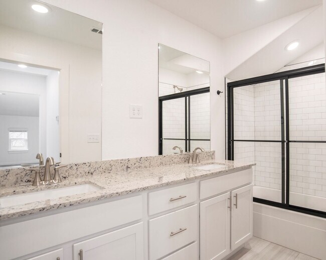 Building Photo - Sleek & Charming Newly Constructed Townhouse in Downtown Fayetteville!