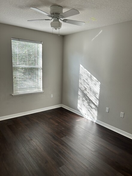 Building Photo - 8218 Halls Hammock Ct