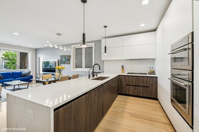 Building Photo - 2149 W Belmont Ave