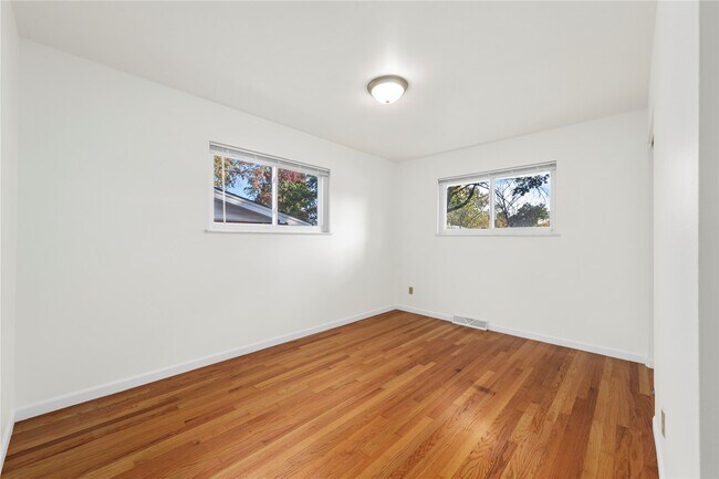 Building Photo - 2437 Pinehurst Dr