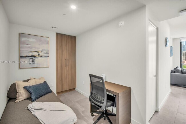 Building Photo - 121 NE 5th St