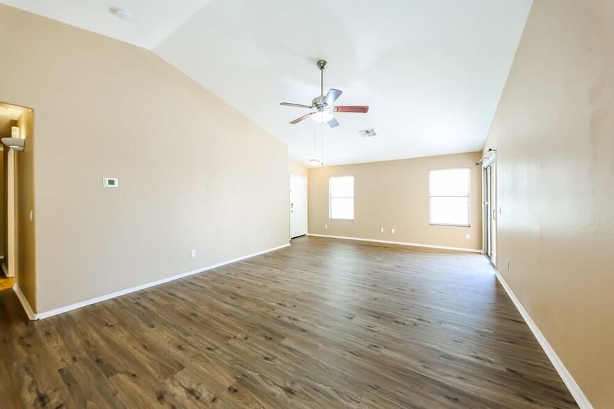Building Photo - 12526 W Lisbon Ln