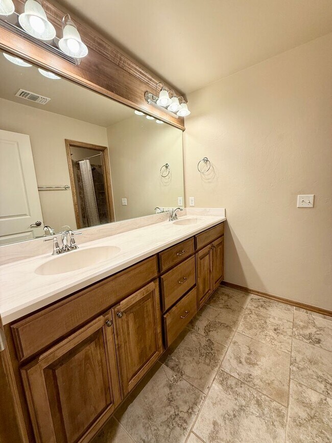 Building Photo - 706 Sedona Dr