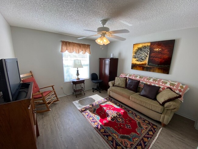 Building Photo - ANNUAL Lease – Turnkey 2+2 Patio Villa in the Desirable Village of Bonnybrook