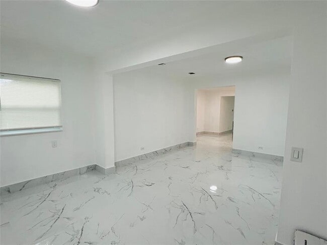 Building Photo - 525 NW 22nd Ave