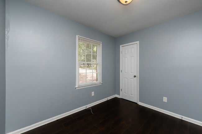 Building Photo - 4713 Belle Plaine Dr