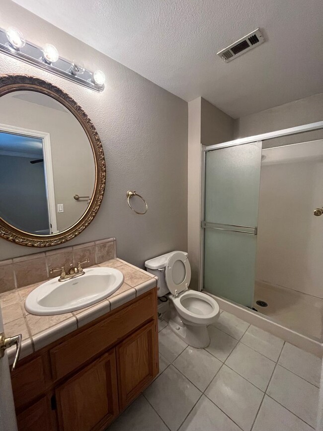 Building Photo - 3bed 2bath available in Rosemont! Pet frie...