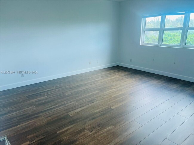 Building Photo - 14951 Royal Oaks Ln