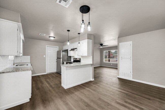 Building Photo - 509 NE Cimarron Cir