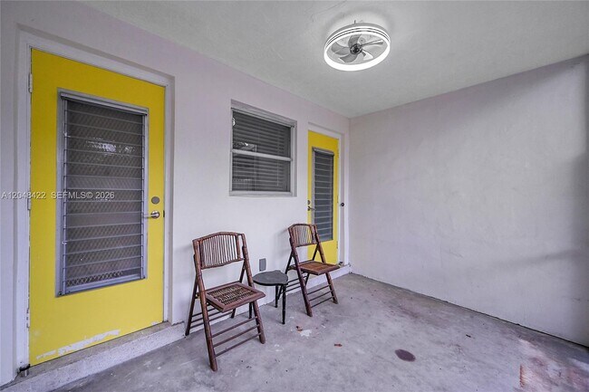 Building Photo - 810 SW 12th Ct