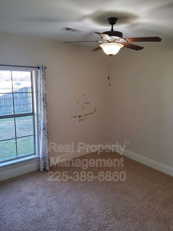 Building Photo - 10950 Hillpark Ave