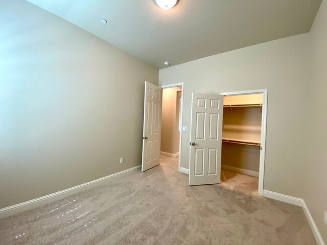 Building Photo - $2,495 Leonard & Ashlan, 3 Bedroom Home - ...