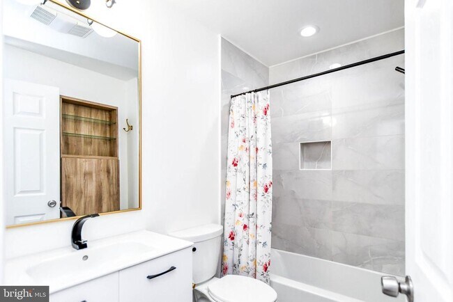 Building Photo - 1386 Bryant St NE