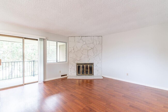 Building Photo - SPACIOUS 3 BEDROOM CONDO! CONVENIENT LOCATION!