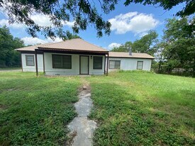Building Photo - 310 Hillcrest St