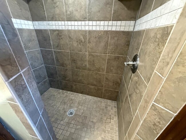 Building Photo - 18509 Chestnut Oak Dr