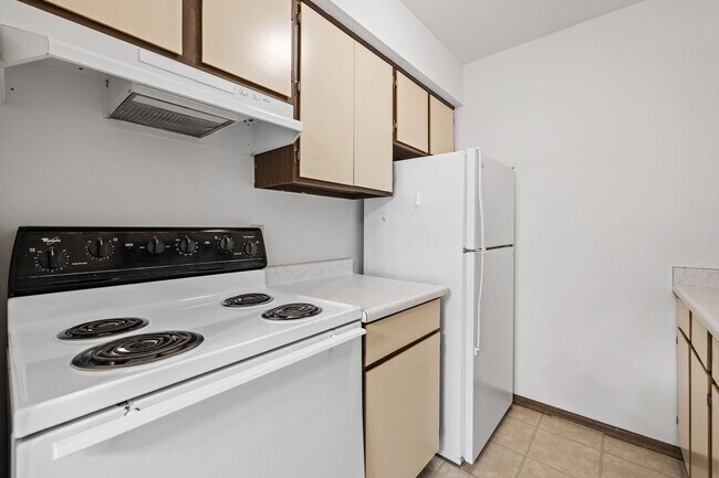 Building Photo - 2 Bedroom/1.5 Bathroom Upper available at our Cedar View Apartments