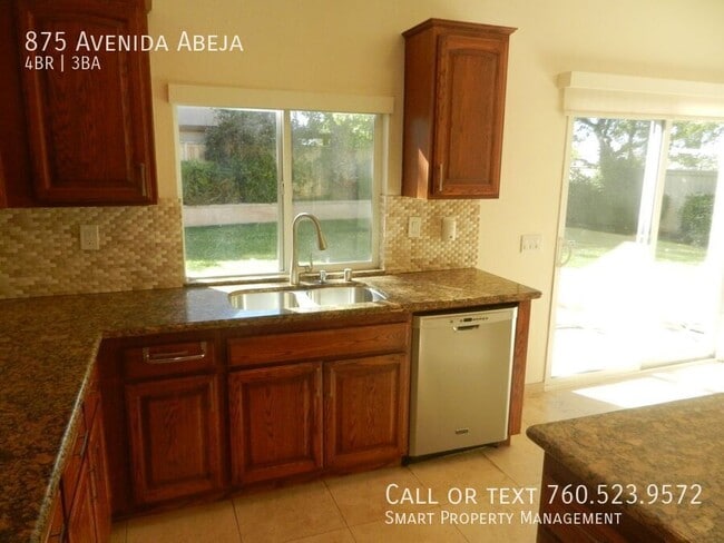 Building Photo - 875 Avenida Abeja