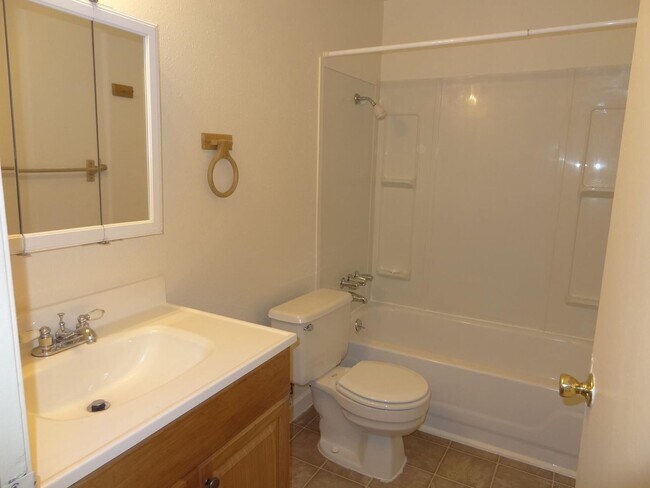 Building Photo - 3 bdrm, 1 bath, attached garage, $1795 Rent