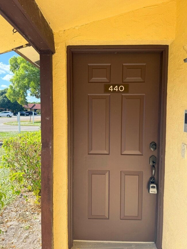 Building Photo - 440 Glenwood Dr